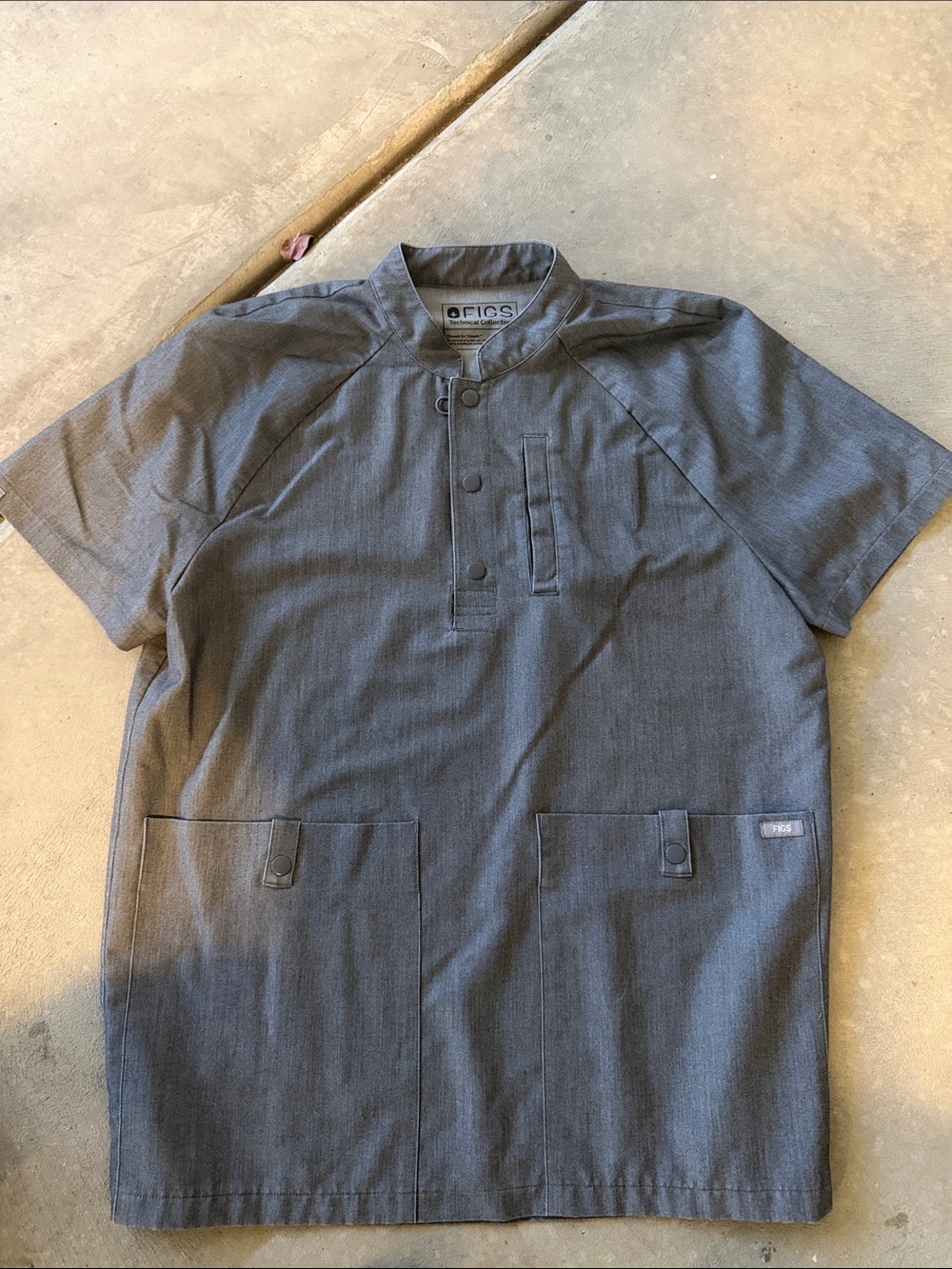 Figs Men’s Grey Short-Sleeve Button-Front Medical Shirt Sz M